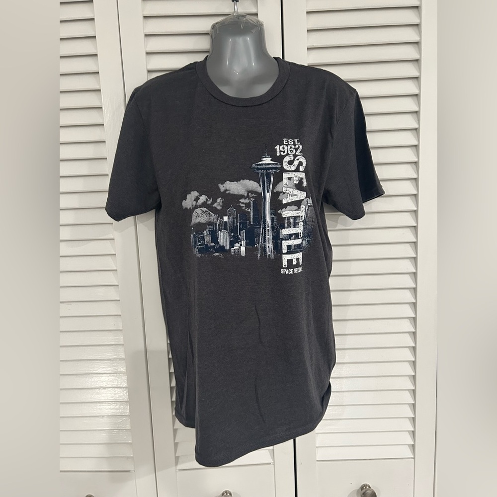 Seattle Space Needle  tshirt NWOT small gray